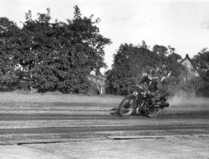 Amager travbane fuld fart gennem svinget